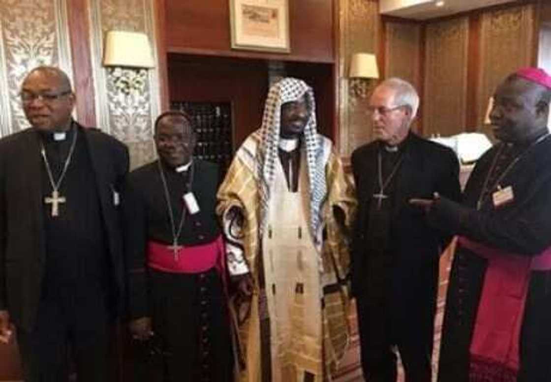 Sarki Muhammadu Sunusi II ya gana da Fafaroma Sarki Muhammadu Sunusi II ya gana da Fafaroma