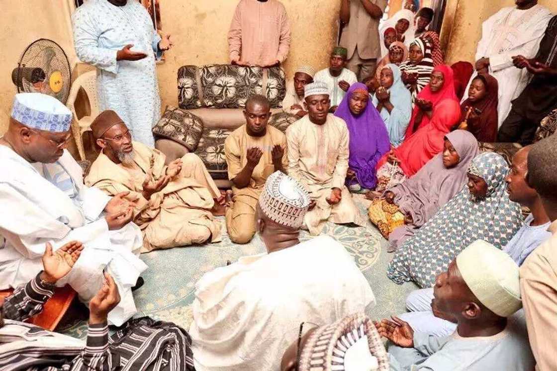 Atiku ya yi rabon miliyoyin nairori ga mutanen da ibtila’i ya fada musu a jihar Bauchi Atiku ya yi rabon miliyoyin nairori ga mutanen da ibtila’i ya fada musu a jihar Bauchi