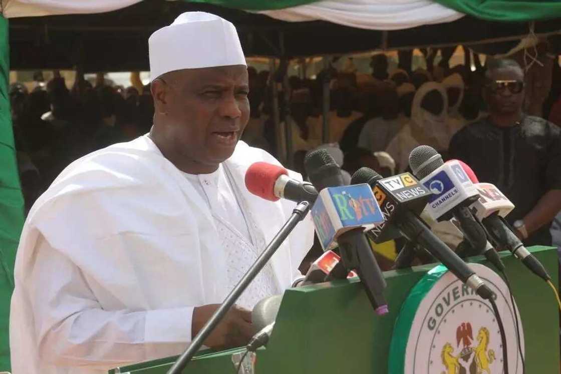 Gwamna Tambuwal ya kaddamar da fara da sayar da takin da aka sarrafa a jihar Sokoto Gwamna Tambuwal ya kaddamar da fara da sayar da takin da aka sarrafa a jihar Sokoto