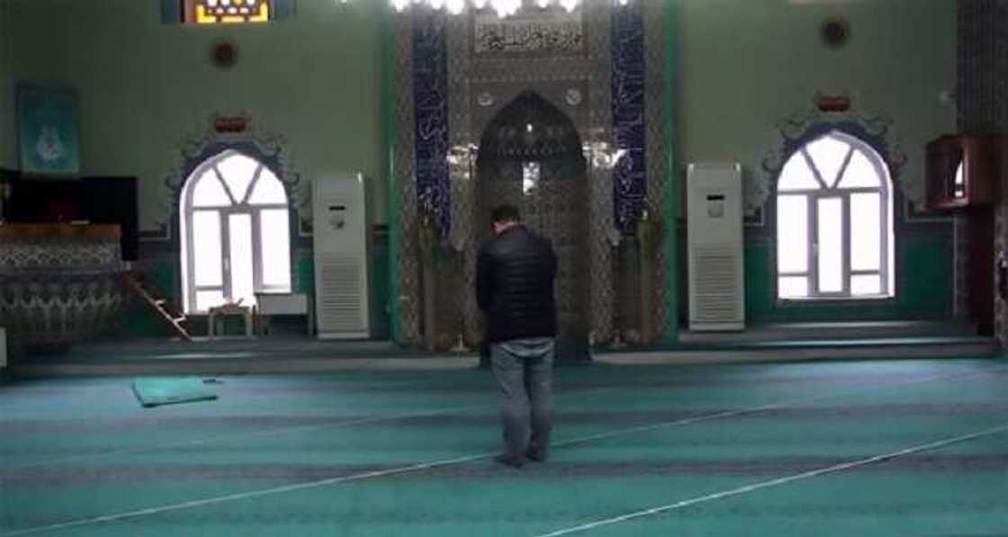 Wasu Musulman Turkiyya sun yi shekara da shekaru su na sallah ba tare da kallon Al-Qibla ba Wasu Musulman Turkiyya sun yi shekara da shekaru su na sallah ba tare da kallon Al-Qibla ba