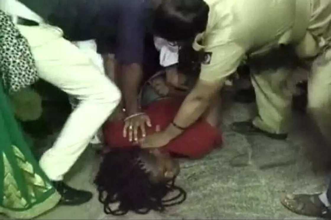 Wasu yan India suna dukan yar Najeriya Wasu yan India suna dukan yar Najeriya