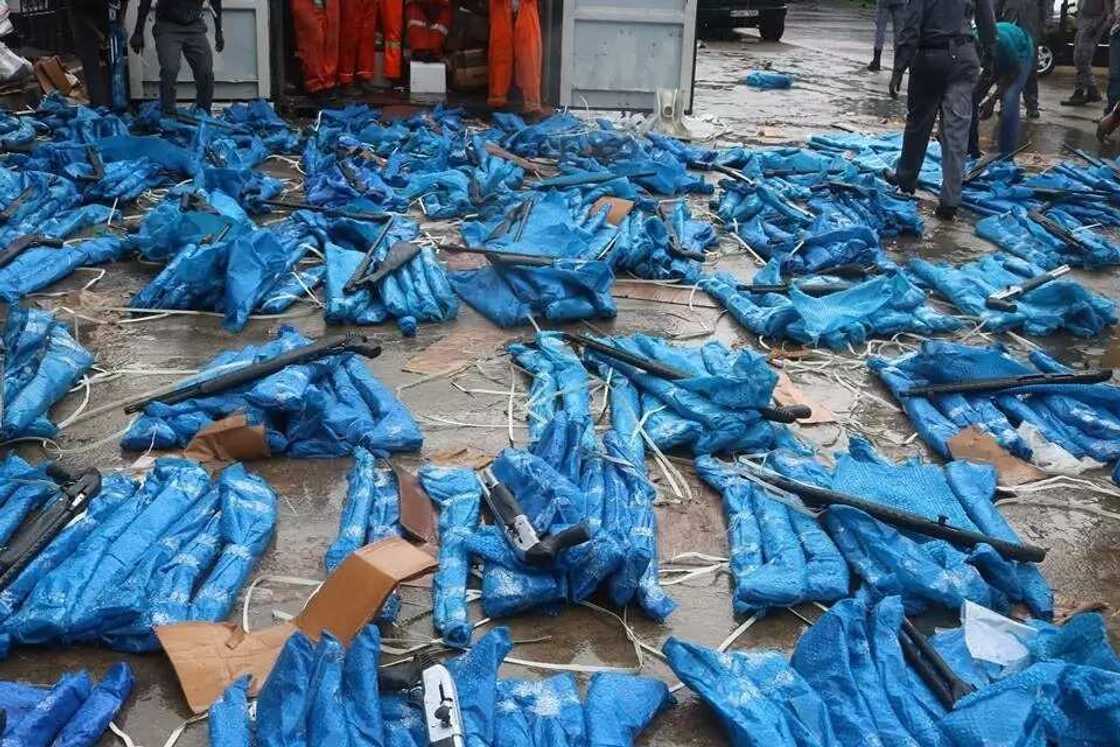 Jami’an kwastam sun kama muggan makaman bindiga sama da 1000 Jami’an kwastam sun kama muggan makaman bindiga sama da 1000