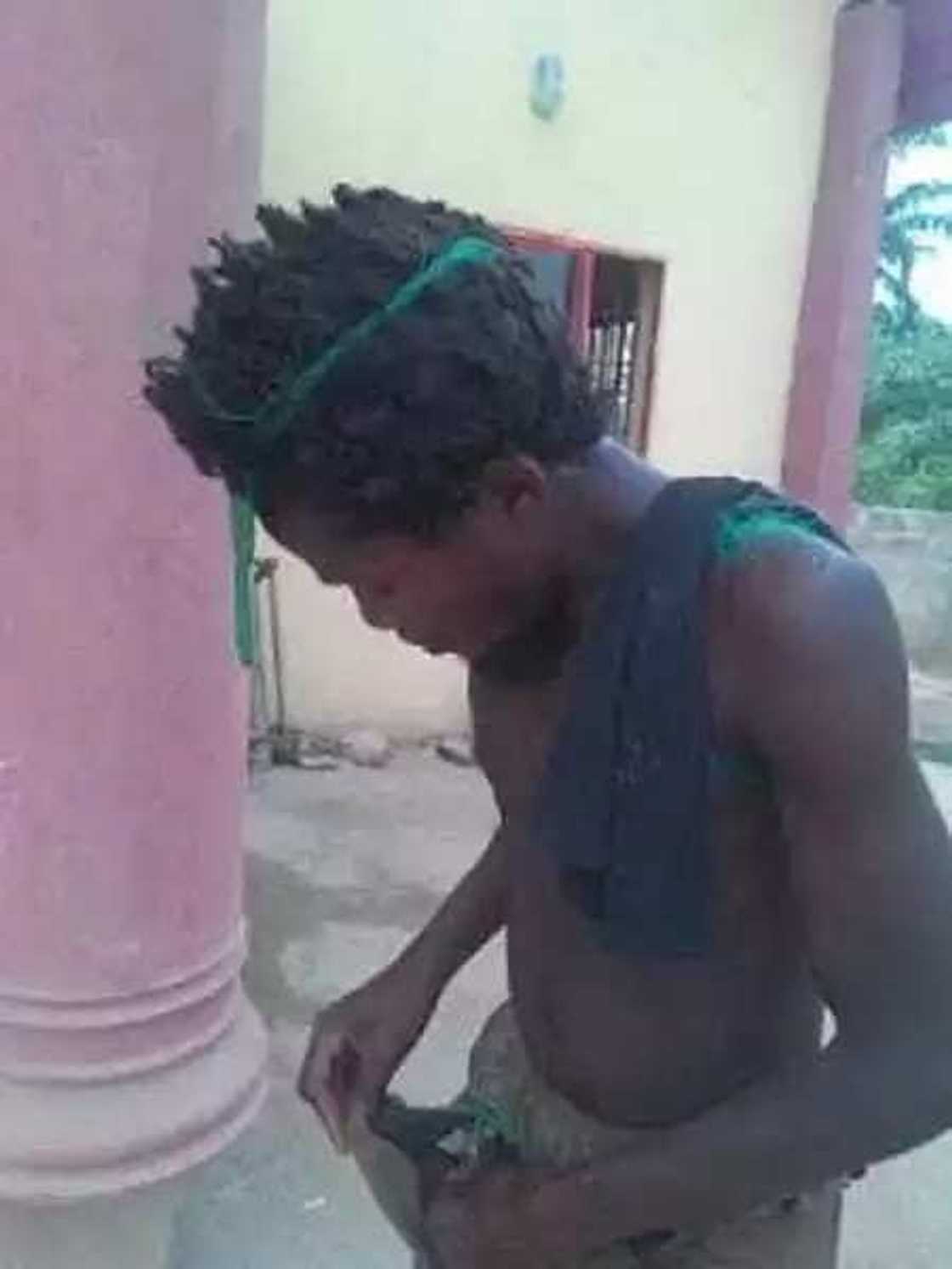 Tirkashi!!! Wani direba ya haukace bayan yaci abinci a Ibadan Tirkashi!!! Wani direba ya haukace bayan yaci abinci a Ibadan