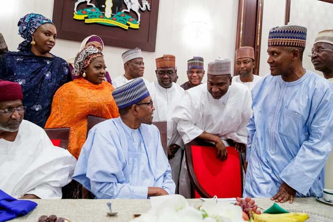 An ci an sha yayin da Buhari ya karbi bakoncin Dangote da hamshakan yan kasuwa a Villa An ci an sha yayin da Buhari ya karbi bakoncin Dangote da hamshakan yan kasuwa a Villa