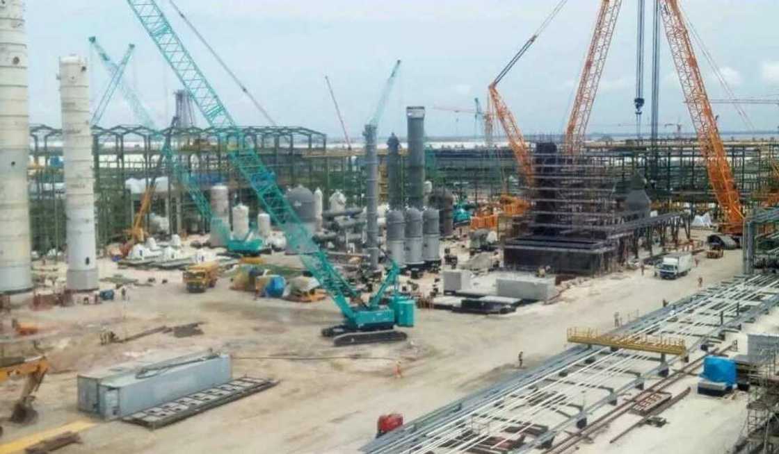 Alamu sun nuna kamfanin man fetur na Dangote zai kara shafe shakaru kafin ya fara aiki Alamu sun nuna kamfanin man fetur na Dangote zai kara shafe shakaru kafin ya fara aiki