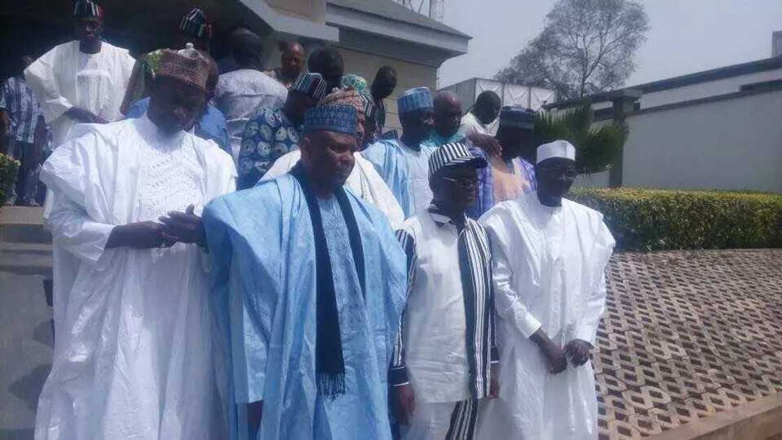 Rikicin jihar Benuwe: Attahiru Bafarawa ya kai ziyarar jaje, ya raba ma yan gudun hijira naira miliyan 10 Rikicin jihar Benuwe: Attahiru Bafarawa ya kai ziyarar jaje, ya raba ma yan gudun hijira naira miliyan 10