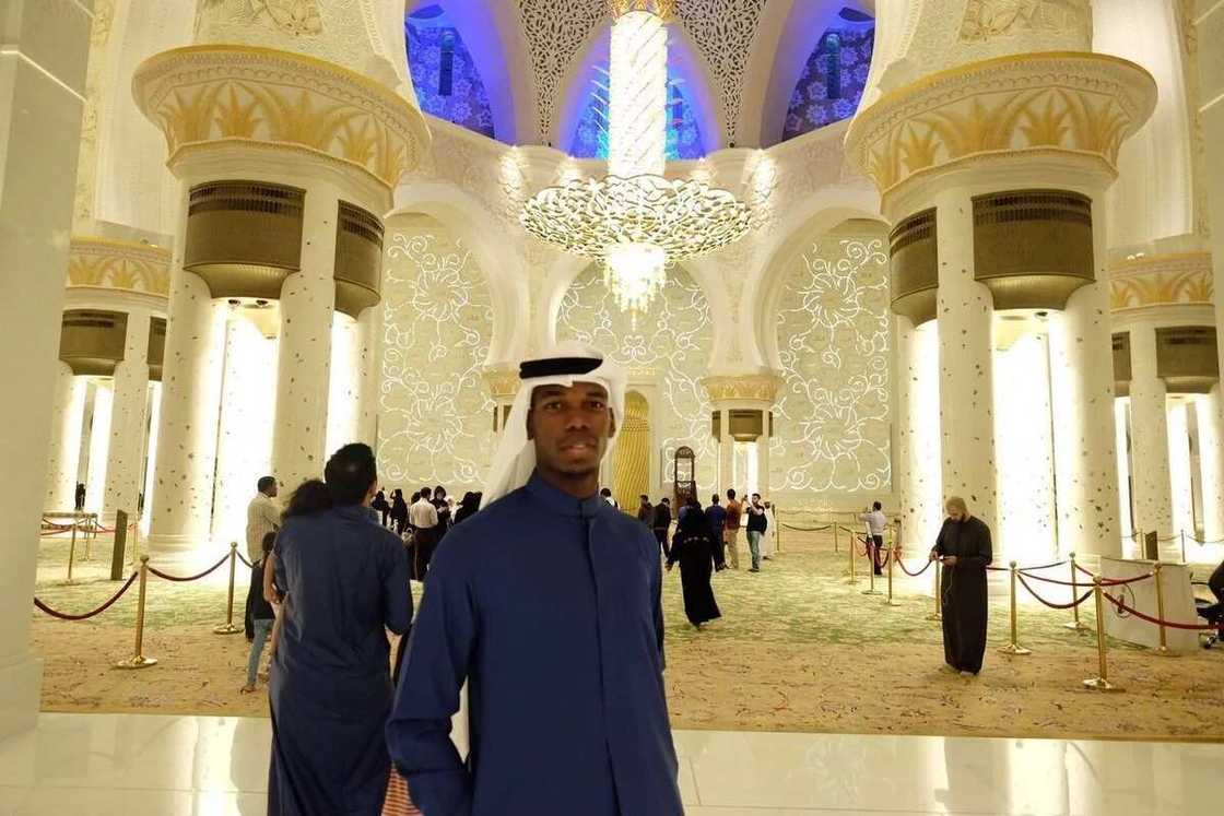 Tauraron kungiyar kwallon kafa ta Manchester ya garzaya Makkah doon gudanar da Umarah Tauraron kungiyar kwallon kafa ta Manchester ya garzaya Makkah doon gudanar da Umarah