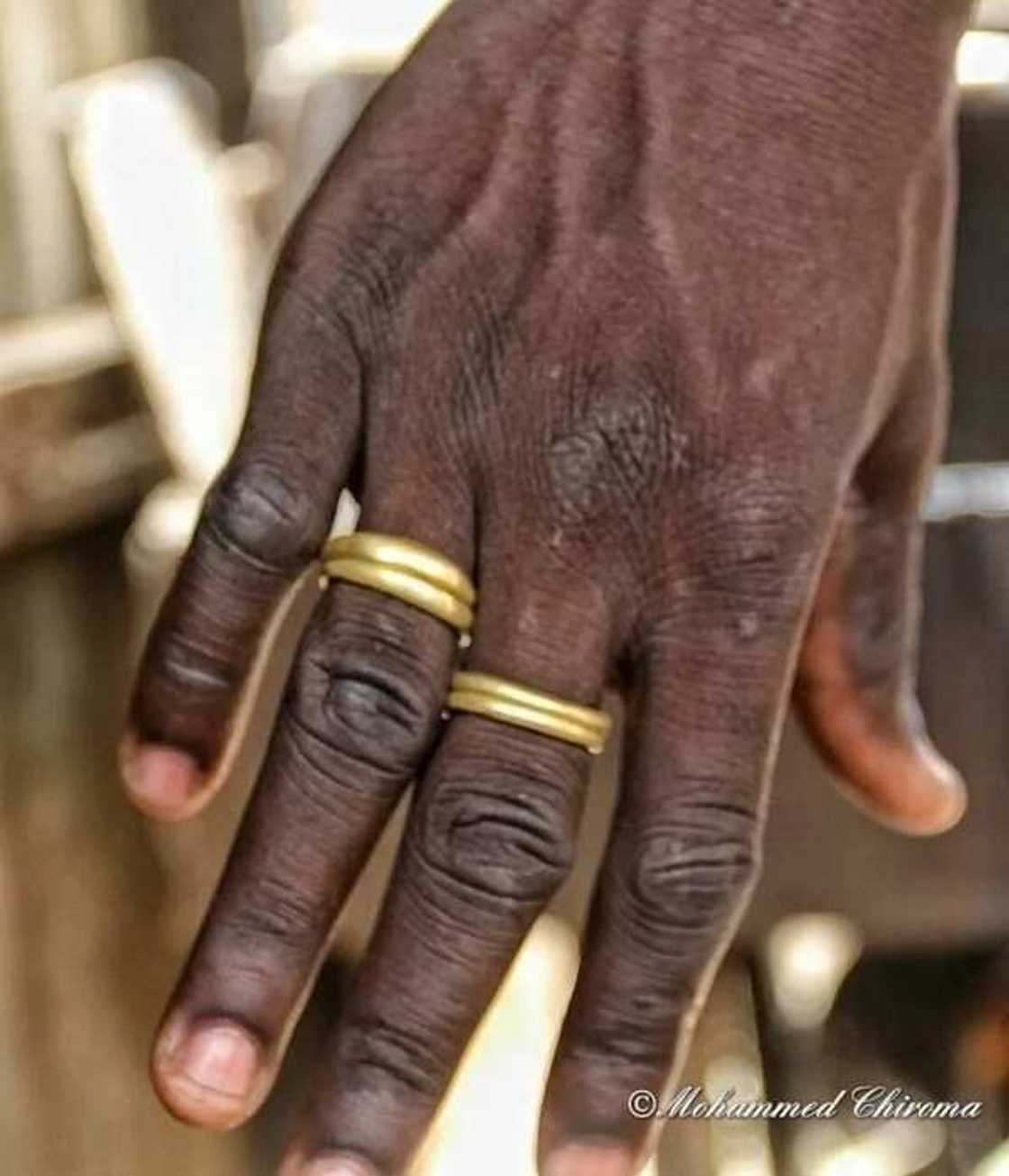 Yadda aka koma amfani da kwanson alburusai domin kera zobe a Maiduguri (Hotuna) Yadda aka koma amfani da kwanson alburusai domin kera zobe a Maiduguri (Hotuna)