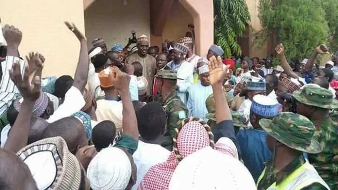 Labarai cikin Hotuna: Jama'a sunyi jinjina ga Buratai a masallacin Sarkin musulmi Bello da ke Kaduna