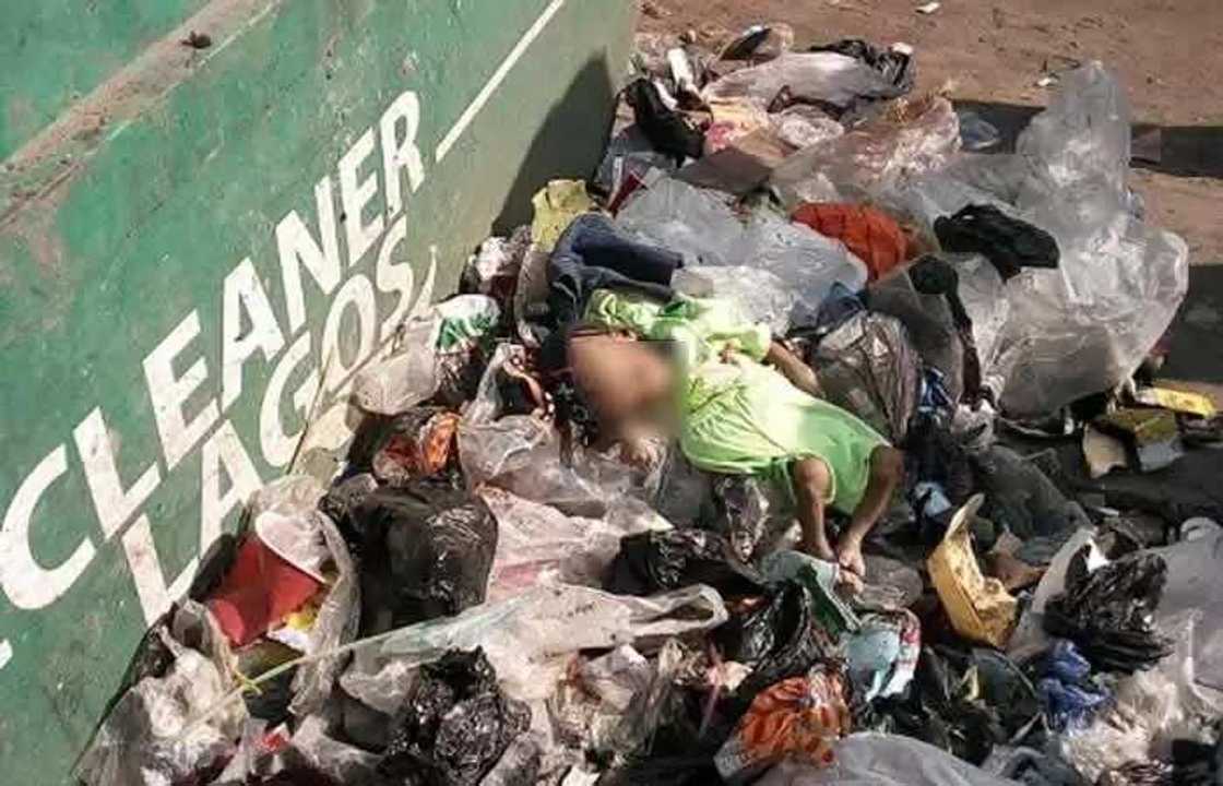 Shegiyar uwa: Mutan unguwa sun waye gari da ganin sabuwar jaririya cikin bola Shegiyar uwa: Mutan unguwa sun waye gari da ganin sabuwar jaririya cikin bola