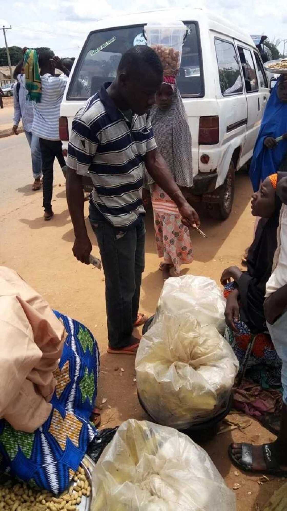 Hattara gwamna El-Rufai: Wani mutum na amsar N20 kulllum daga hannun ýan ta’alla da sunan haraji (Hotuna) Hattara gwamna El-Rufai: Wani mutum na amsar N20 kulllum daga hannun ýan ta’alla da sunan haraji (Hotuna)