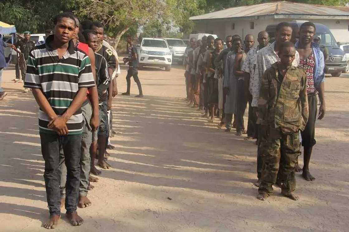 Dubi hotunan gungun 'yan fashi 48 da aka kama tare da makamai a jihar Neja Dubi hotunan gungun 'yan fashi 48 da aka kama tare da makamai a jihar Neja