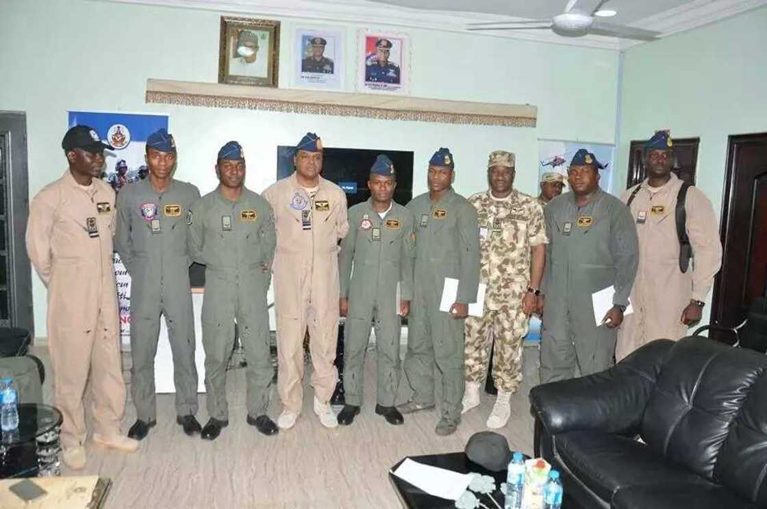 An yaye wasu sababbin Sojojin sama 5 da su kayi karatu a cikin gida An yaye wasu sababbin Sojojin sama 5 da su kayi karatu a cikin gida