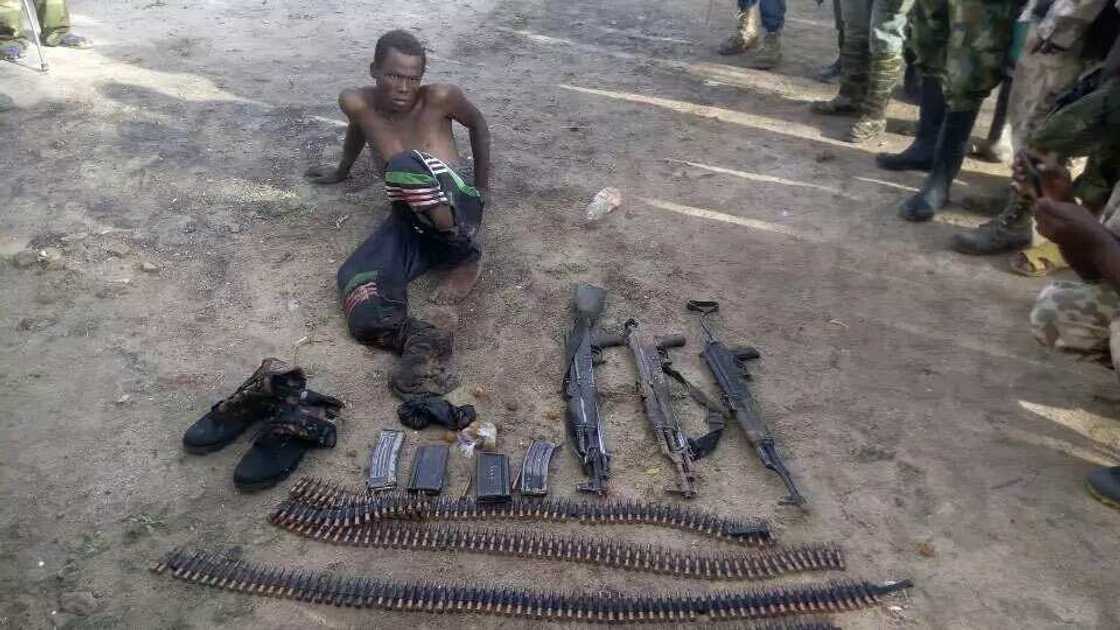 Dakarun Soji sun hallaka sojojin haya na Boko Haram a ƙauyen Gulumba (HOTUNA) Dakarun Soji sun hallaka sojojin haya na Boko Haram a ƙauyen Gulumba (HOTUNA)