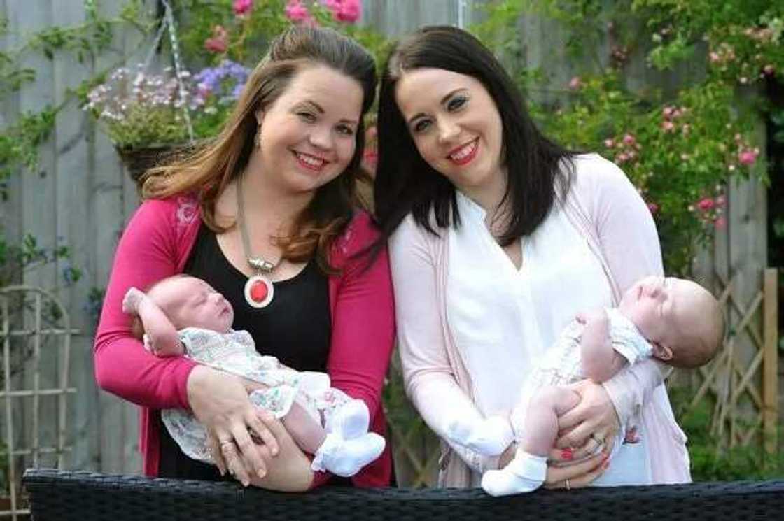 Twin Sisters Give Birth On The Same Day (PHOTOS) Twin Sisters Give Birth On The Same Day (PHOTOS)