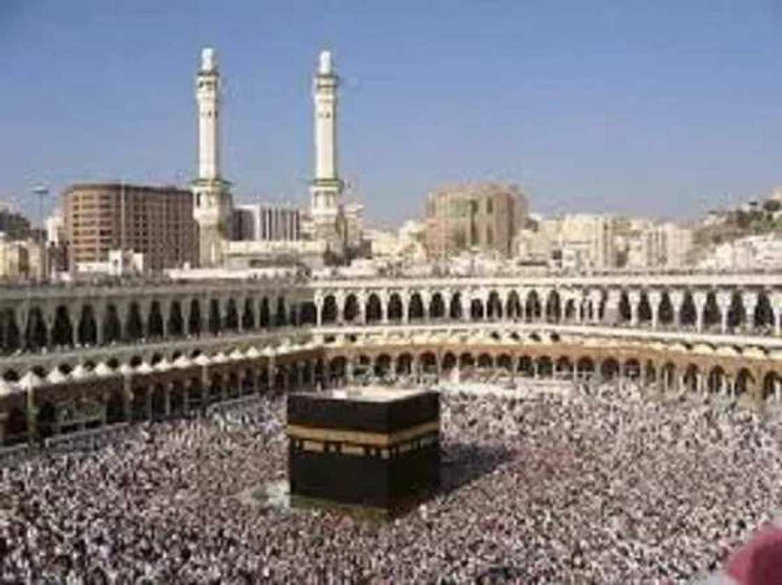 Bidiyon yadda wani mahajjaci yaso kutsawa cikin dakin Ka'aba Bidiyon yadda wani mahajjaci yaso kutsawa cikin dakin Ka'aba