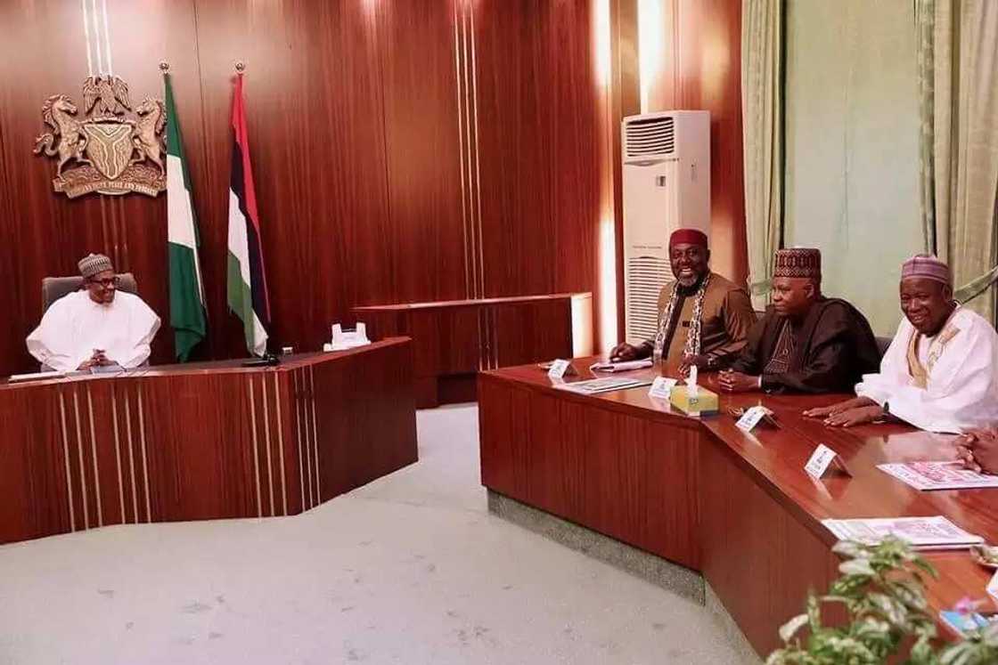 Rashin tsaro: Sabon IGP ya yi zaman kus-kus tare da wasu Gwamnonin Jihohi 2 a hedikwata Rashin tsaro: Sabon IGP ya yi zaman kus-kus tare da wasu Gwamnonin Jihohi 2 a hedikwata