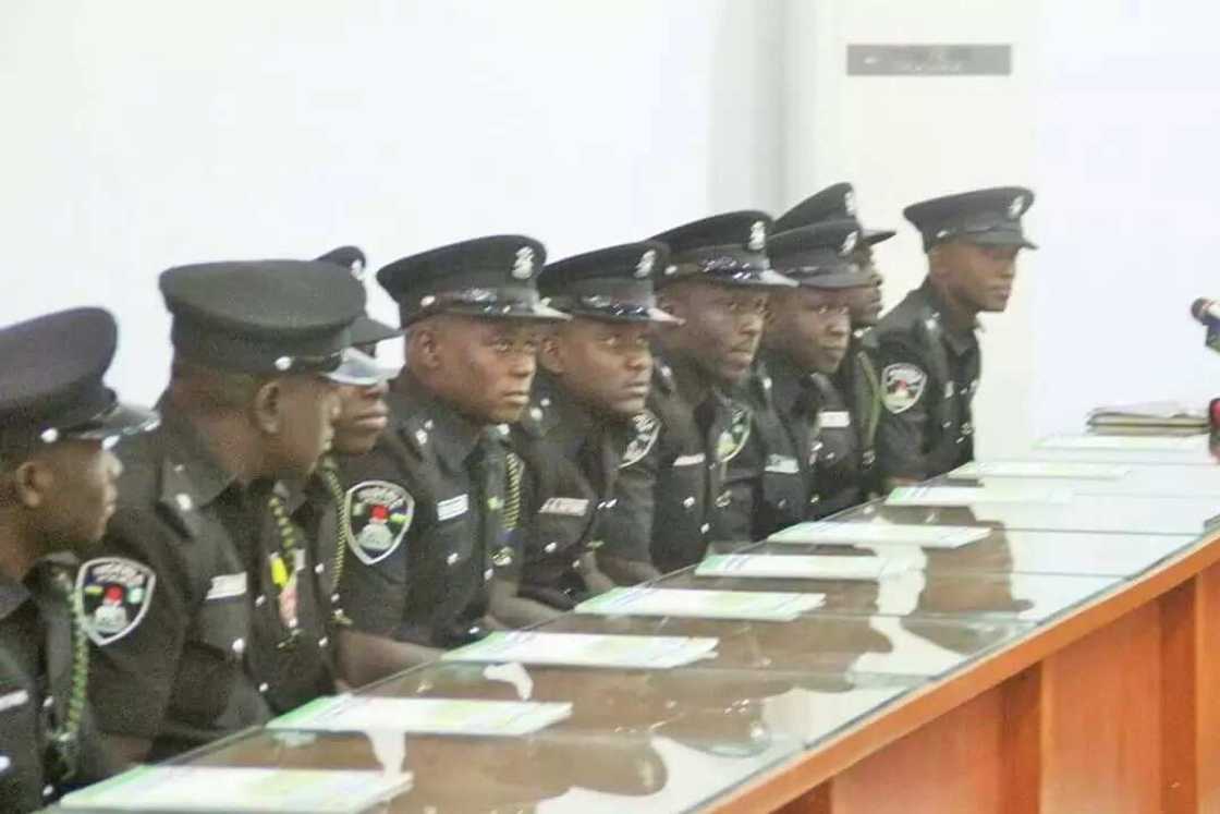 Hotuna: Tambuwal ya karrama sabbin 'yan sanda 'yan asalin jihar Sokoto Hotuna: Tambuwal ya karrama sabbin 'yan sanda 'yan asalin jihar Sokoto