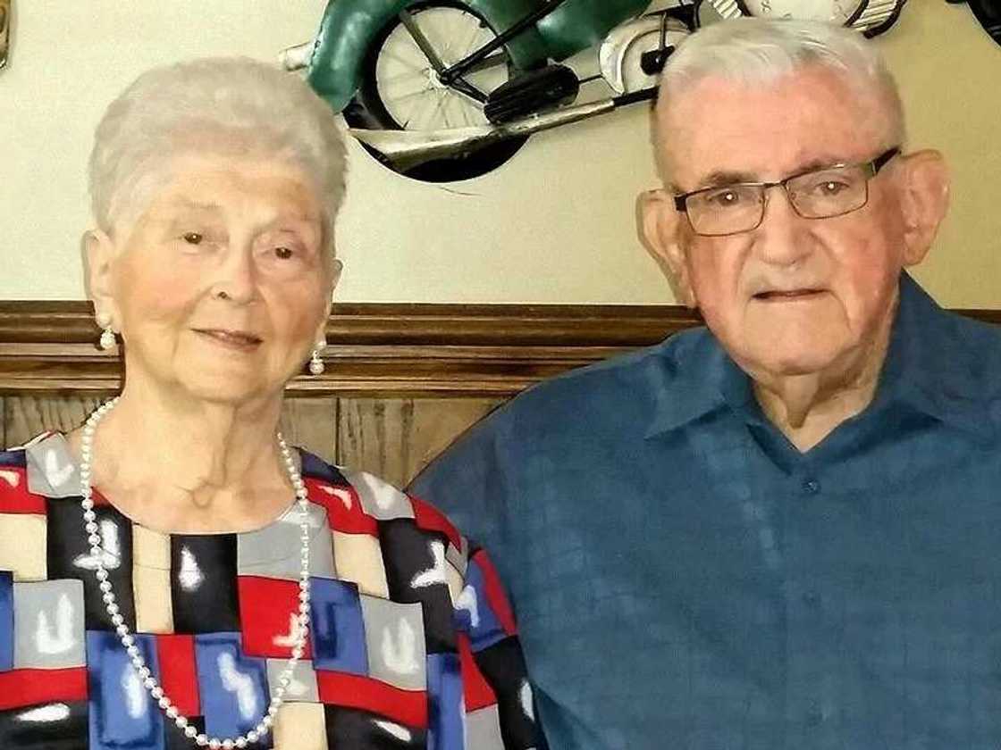 American couple die holding hands in hospital American couple die holding hands in hospital
