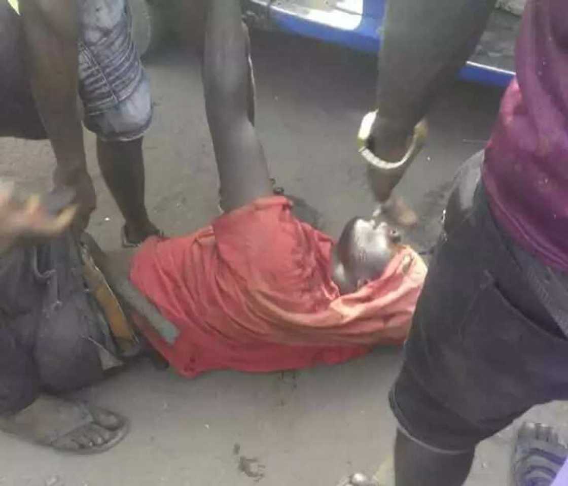 ANGRY MECHANICS BEAT UP PHONE THIEF MERCILESSLY IN ANAMBRA STATE