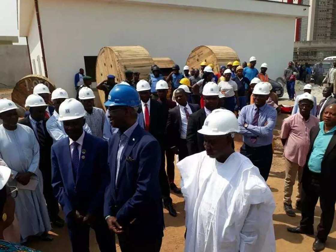 Fashola ya ziyarci babban ofishin hukumar EFCC (hotuna) Fashola ya ziyarci babban ofishin hukumar EFCC (hotuna)