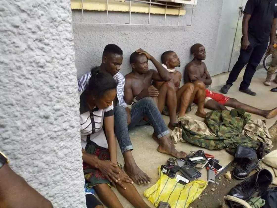 Bacin rana: Wasu 'yan fashi da dake basaja cikin kaki sun yi arangama da dakarun soji, hotuna Bacin rana: Wasu 'yan fashi da dake basaja cikin kaki sun yi arangama da dakarun soji, hotuna