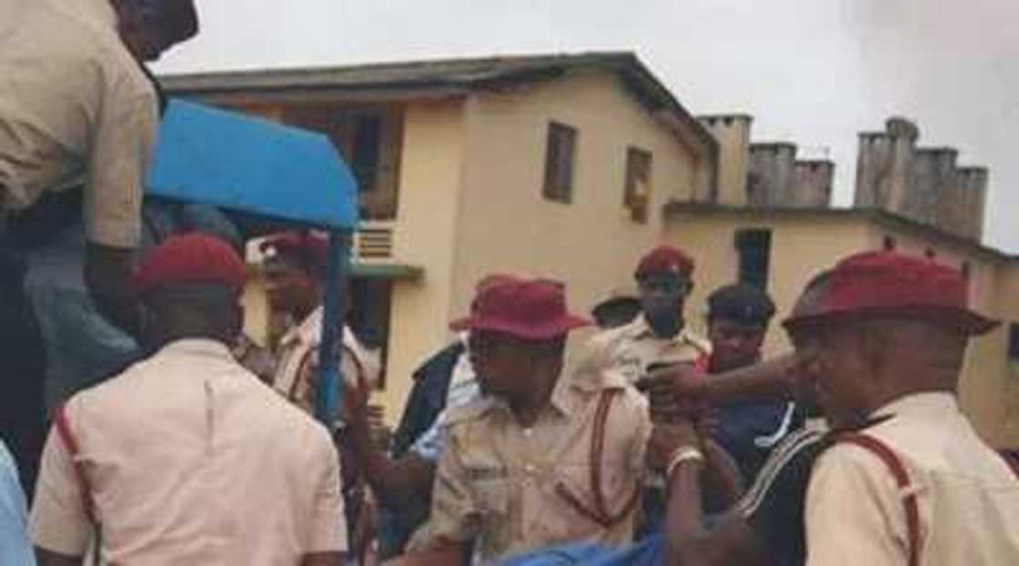 Bayan yan fashi sun ji mata rauni, mata mai juna biyu ta cika a asibiti bayan haihuwa Bayan yan fashi sun ji mata rauni, mata mai juna biyu ta cika a asibiti bayan haihuwa