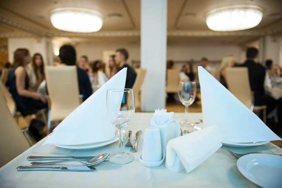 How to use cutlery when eating? How to use cutlery when eating?