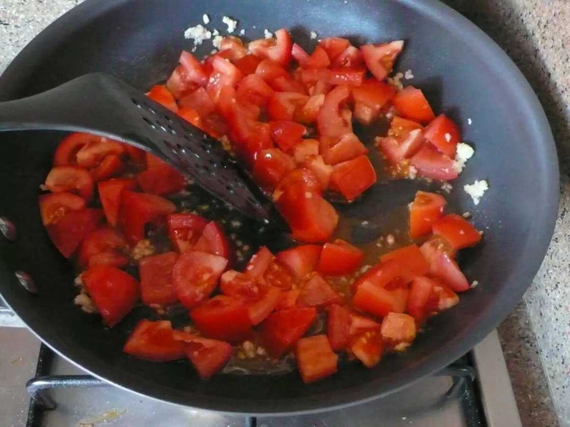 How to fry tomatoes for jollof rice with carrot and green beans How to fry tomatoes for jollof rice with carrot and green beans