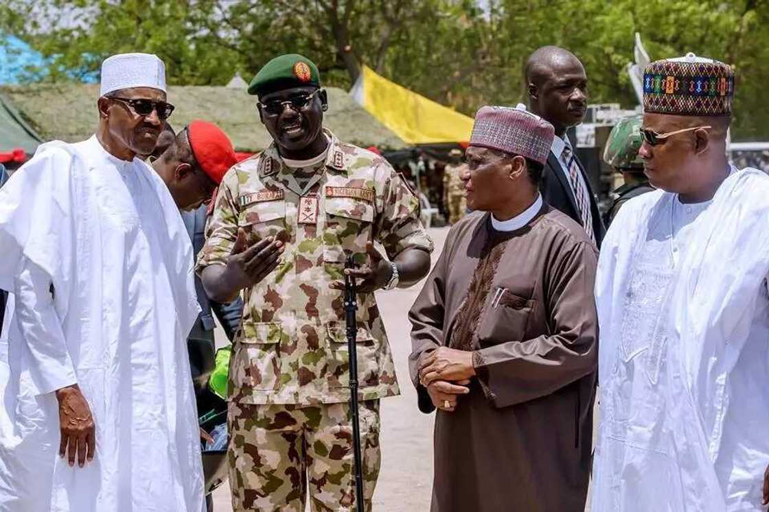 Shugaban kasa Muhammadu Buhari ya isa filin taron bikin ranar sojoji (hotuna) Shugaban kasa Muhammadu Buhari ya isa filin taron bikin ranar sojoji (hotuna)