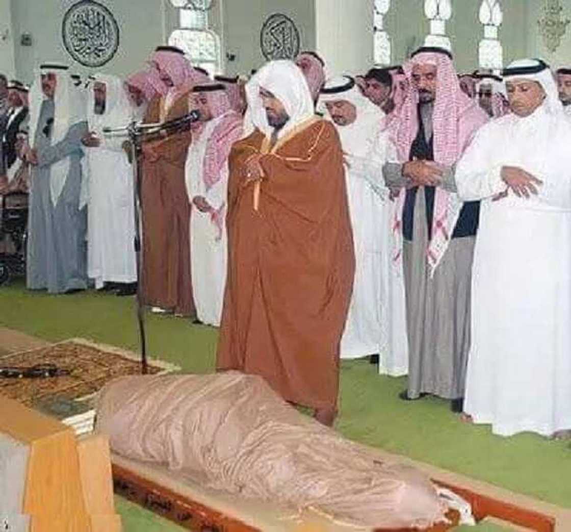 Yawancin mu bamu san abin da ake cewa lokacin sallah Al-jana’iza (Sallah gawa) Yawancin mu bamu san abin da ake cewa lokacin sallah Al-jana’iza (Sallah gawa)