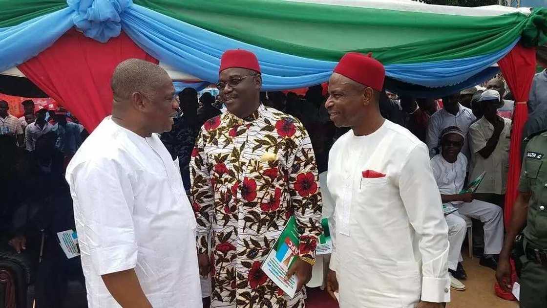 Sanata, tsohon minista da wasu 13 sun canja sheka daga PDP zuwa APC Sanata, tsohon minista da wasu 13 sun canja sheka daga PDP zuwa APC