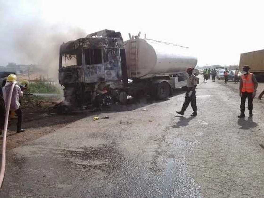 Hanyoyi biyar da suka fi janyo haddura a Najeriya Hanyoyi biyar da suka fi janyo haddura a Najeriya