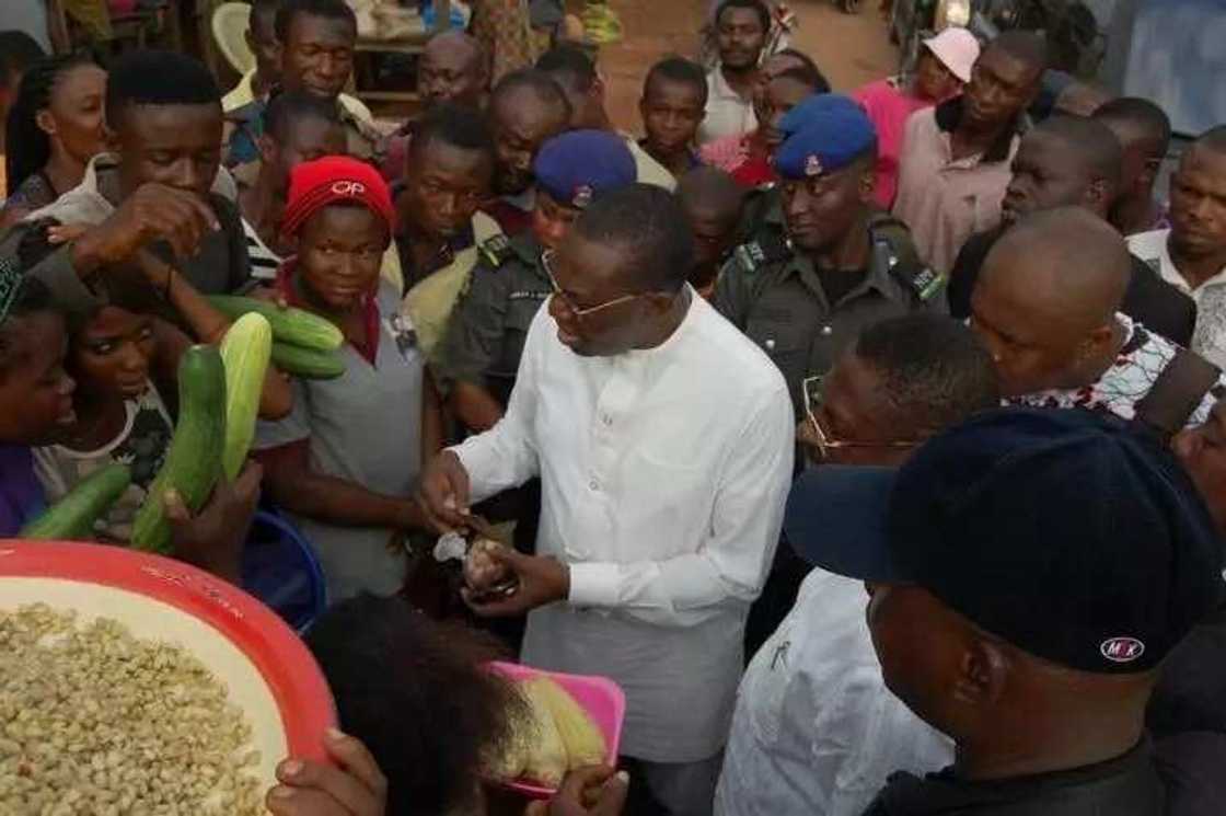 Anambra guber: Senator Andy Uba socialize with Anambraians, promise them a better deal if elected Anambra guber: Senator Andy Uba socialize with Anambraians, promise them a better deal if elected