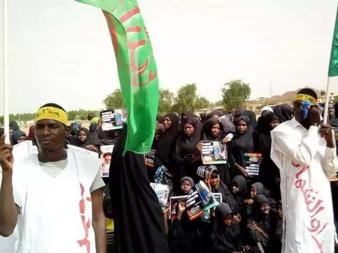 'Yan shi'a sun bayyana farin cikin su da korar shugaban rundunar tsaron farin kaya, Lawal Daura 'Yan shi'a sun bayyana farin cikin su da korar shugaban rundunar tsaron farin kaya, Lawal Daura