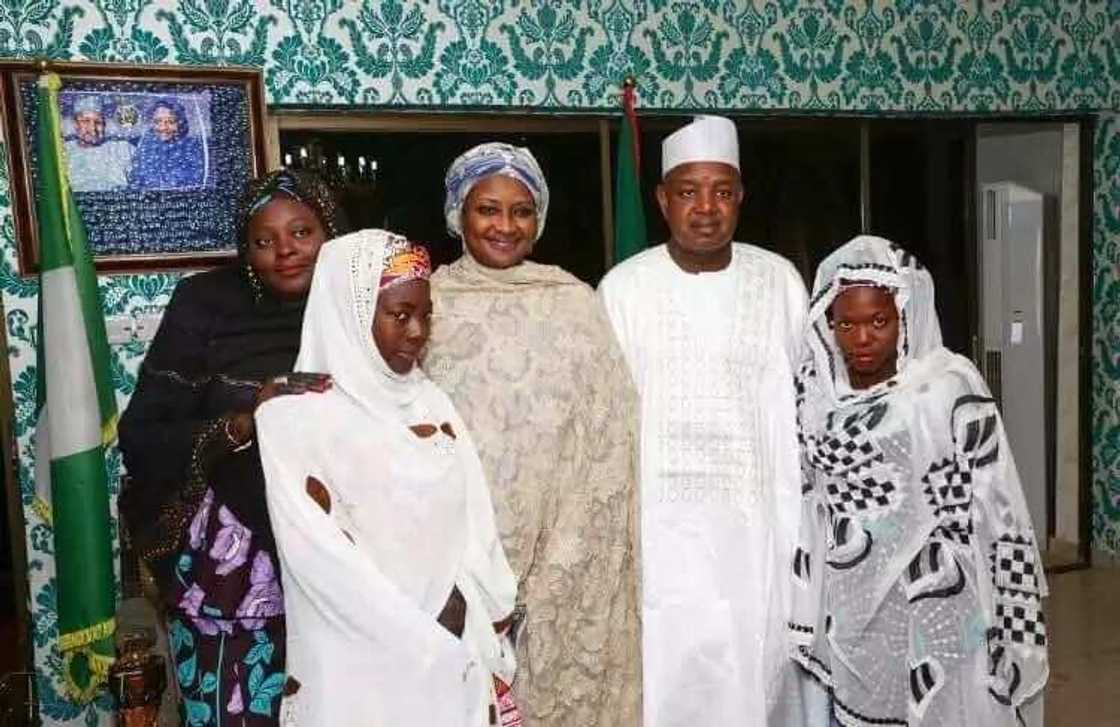 Gwamnan jihar Kebbi ya aurar da 'yan mata marayu 4 dake gidan marayun jihar (hotuna) Gwamnan jihar Kebbi ya aurar da 'yan mata marayu 4 dake gidan marayun jihar (hotuna)