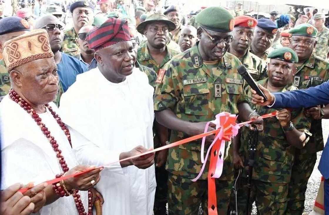 Hotunan Buratai da Ambode yayin bude wata sabuwar barikin sojoji a Legas