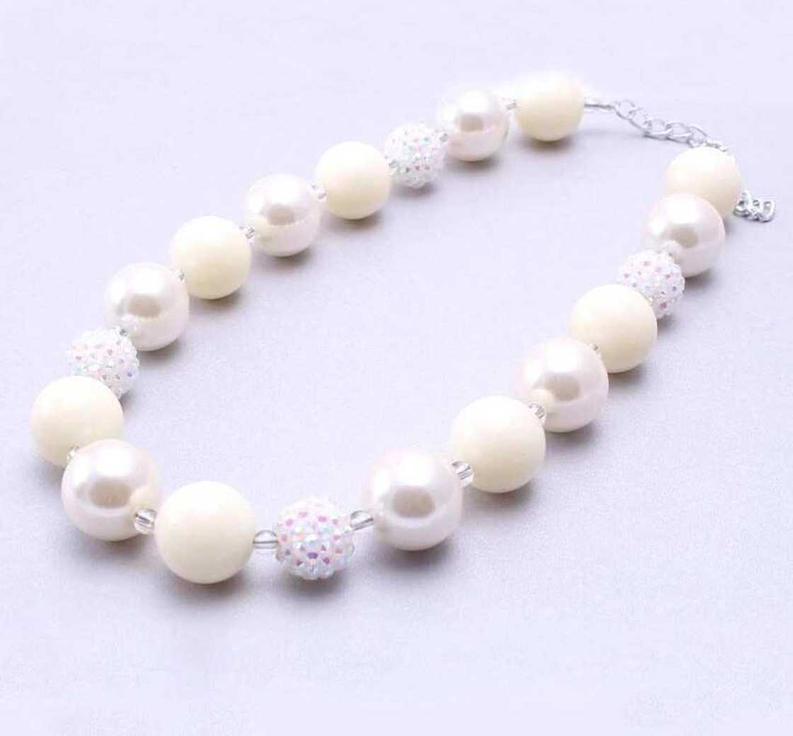 Beaded necklace with beads like pearls Beaded necklace with beads like pearls