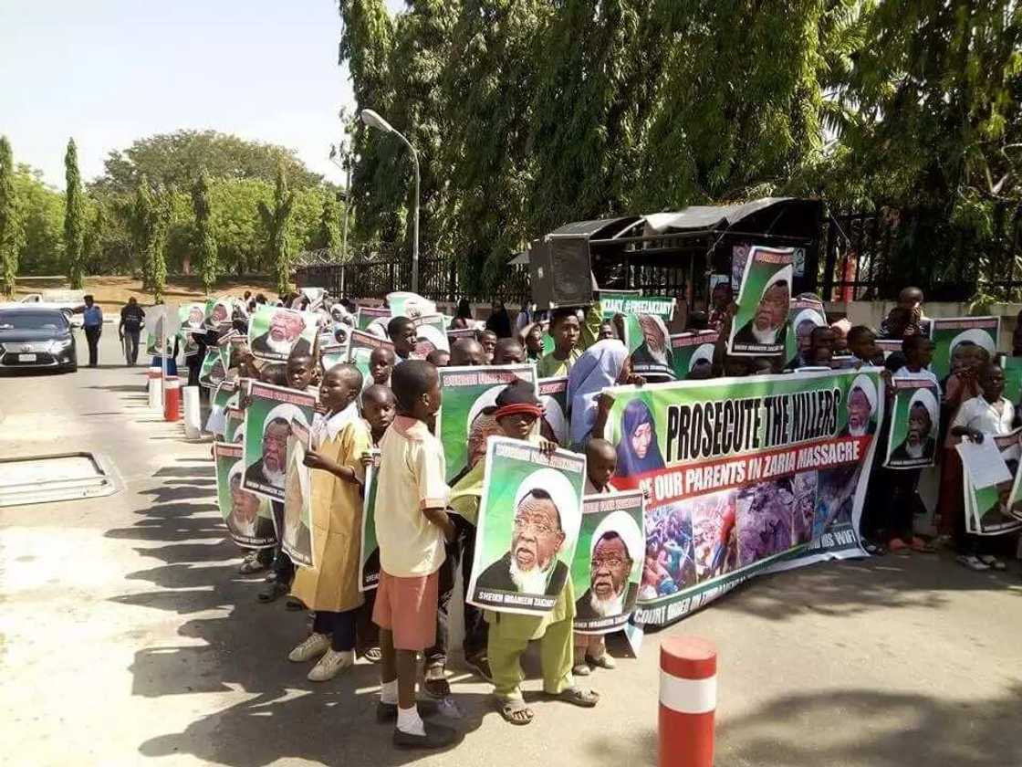 Daliban Sheik Zakzaky suna neman hakkinsu bisa kisan gillar da jami’an tsaro suka yi wa iyayensu Daliban Sheik Zakzaky suna neman hakkinsu bisa kisan gillar da jami’an tsaro suka yi wa iyayensu