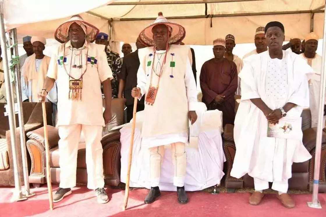 Waiwaye adon tafiya: Gwamna Ganduje ya tuna lokacin da yake kiwon shanu (Hotuna) Waiwaye adon tafiya: Gwamna Ganduje ya tuna lokacin da yake kiwon shanu (Hotuna)