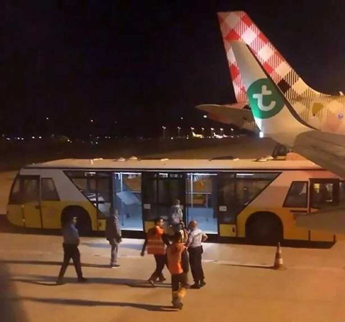 Plane forced to make emergency landing after one passenger's "unbearable" body odour makes others vomit and faint Plane forced to make emergency landing after one passenger's "unbearable" body odour makes others vomit and faint