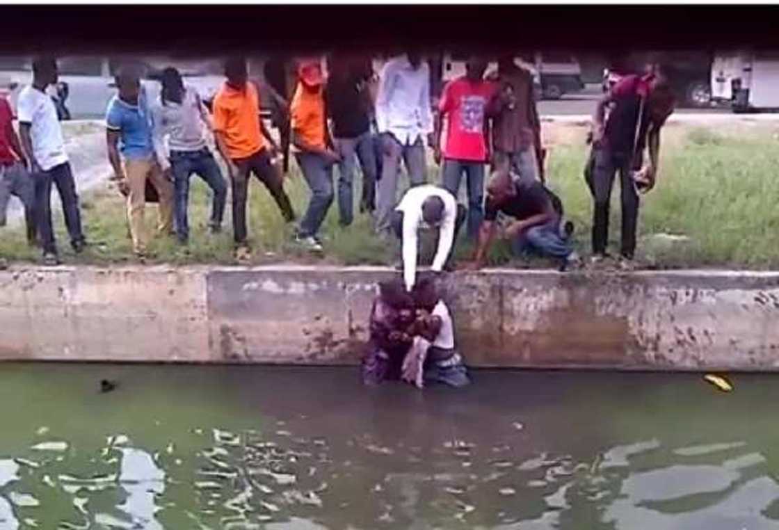 Abin dariya kuma abin tausayi, yaddda wani dan bas da fasinja suka daku da juna har cikin lambatu (Hotuna) Abin dariya kuma abin tausayi, yaddda wani dan bas da fasinja suka daku da juna har cikin lambatu (Hotuna)