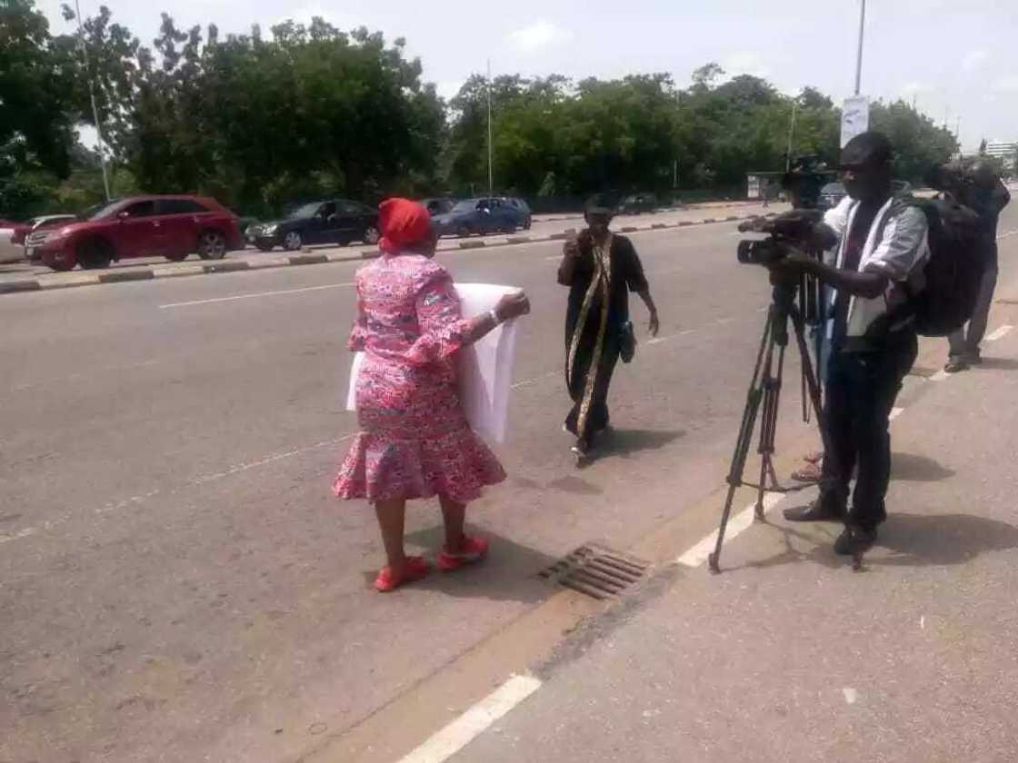 Oby Ezekwesili begins solo march to Villa over killing in Nigeria (photos) Oby Ezekwesili begins solo march to Villa over killing in Nigeria (photos)