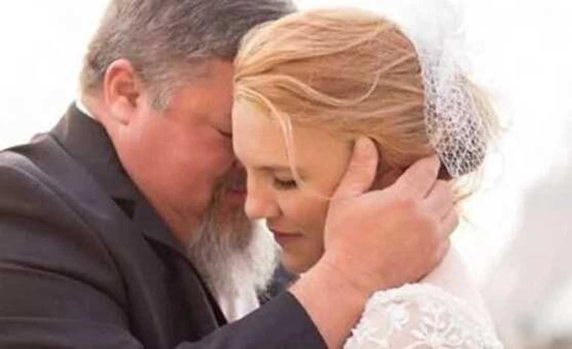 Uba ya mutu a gurin bikin yar sa Uba ya mutu a gurin bikin yar sa