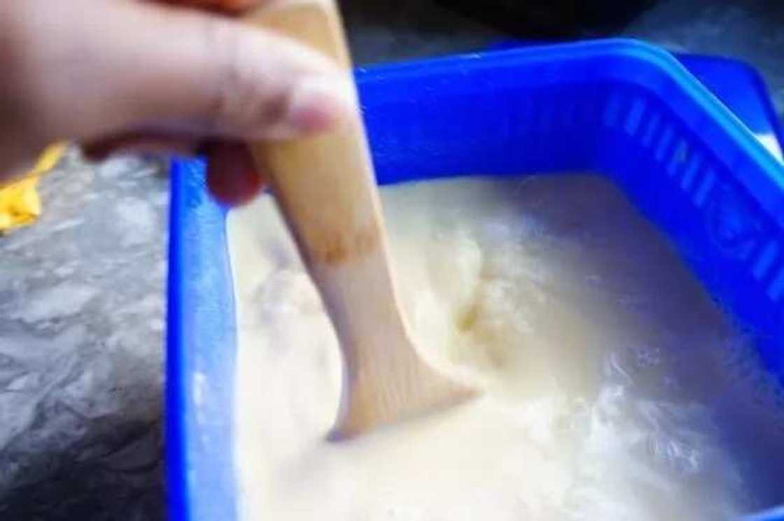 How to make pap for babies by stirring corn flour and water How to make pap for babies by stirring corn flour and water