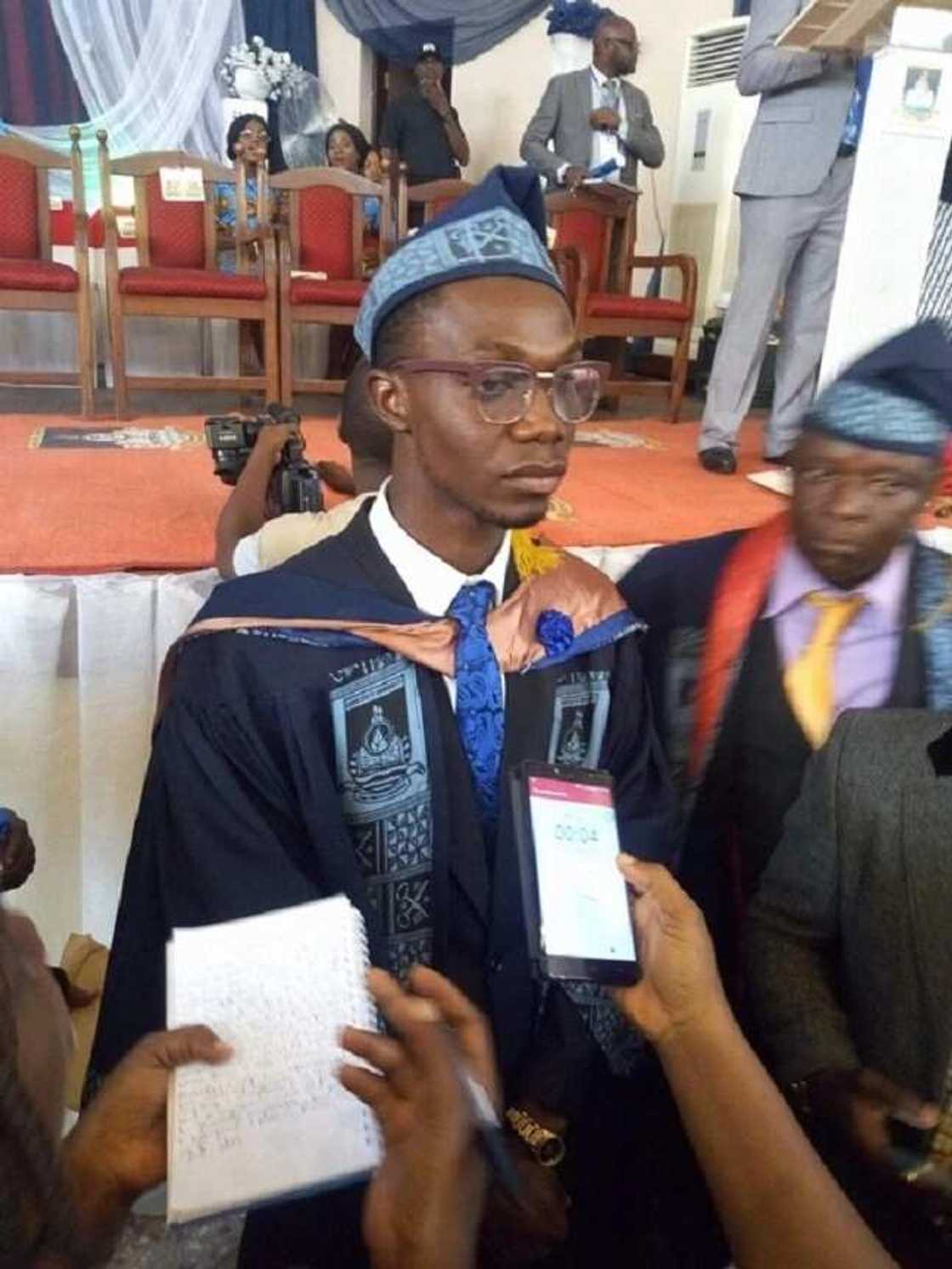 Hankaka maida Dan wani naka: Wani Gwamna ya zama Uba ga wani zakakurin Yaro Hankaka maida Dan wani naka: Wani Gwamna ya zama Uba ga wani zakakurin Yaro