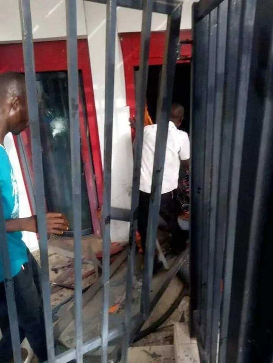 Gungun Yan fashi 15 sun sun kashe na kashewa, sun arce da makudan kudade daga wani Banki Gungun Yan fashi 15 sun sun kashe na kashewa, sun arce da makudan kudade daga wani Banki