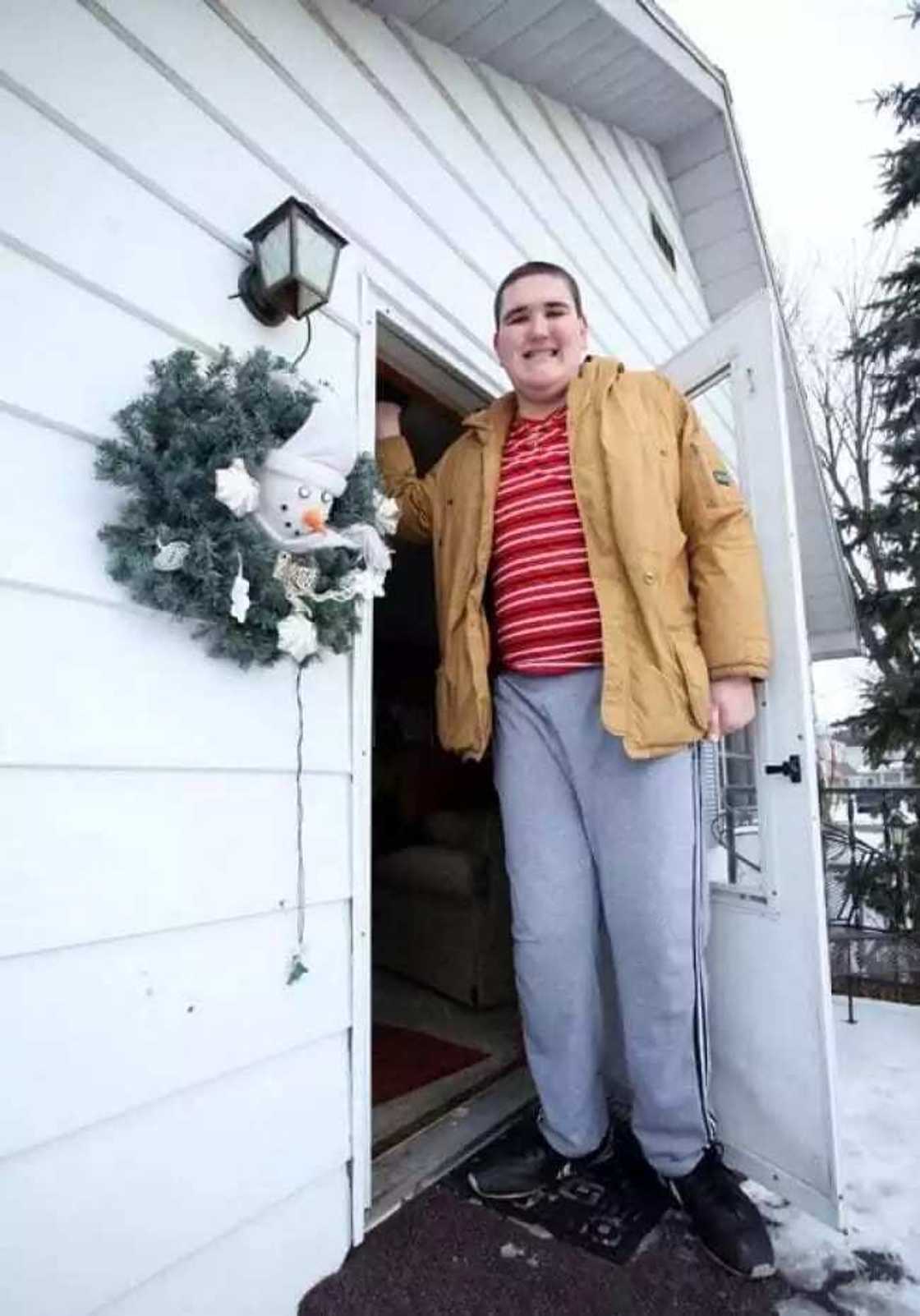 Bazaku yarda da tsawon wannan saurayin ba mai tsawo Bazaku yarda da tsawon wannan saurayin ba mai tsawo