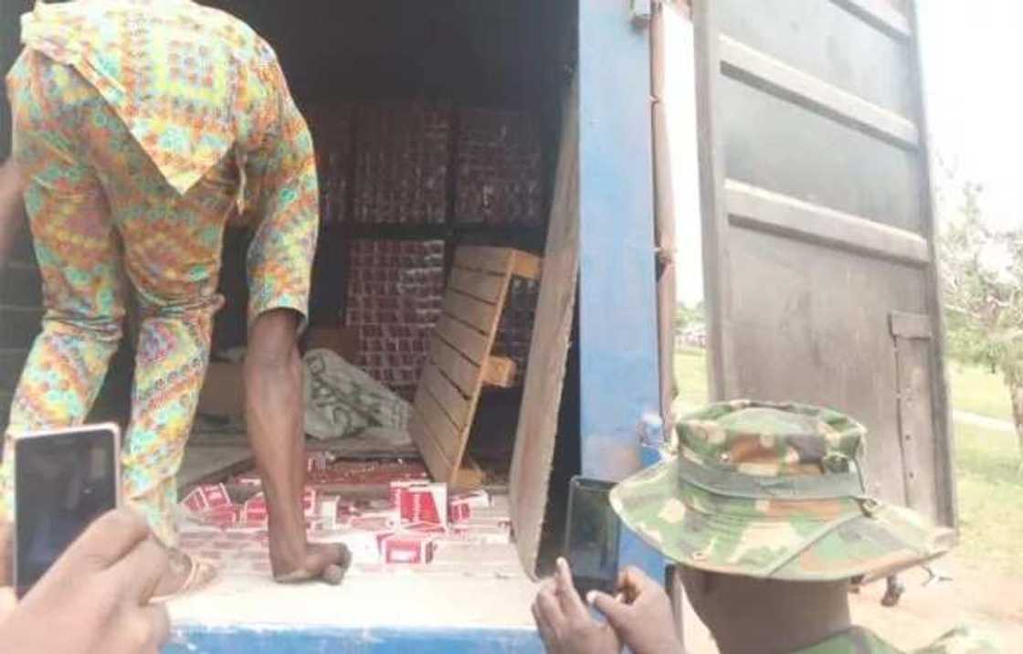 Hukumar Soji ta kama muggan makamai da aka makare cikin wata kwantena a jihar Ogun Hukumar Soji ta kama muggan makamai da aka makare cikin wata kwantena a jihar Ogun