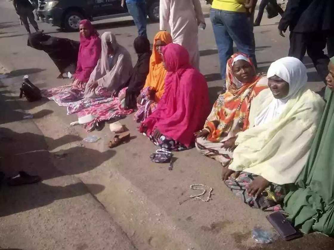 Dandazon al’ummar jihar Kano sun gabatar da sallar Al’kunut a kotu yayinda aka gurfanar da sardaunan Kano (hotuna) Dandazon al’ummar jihar Kano sun gabatar da sallar Al’kunut a kotu yayinda aka gurfanar da sardaunan Kano (hotuna)